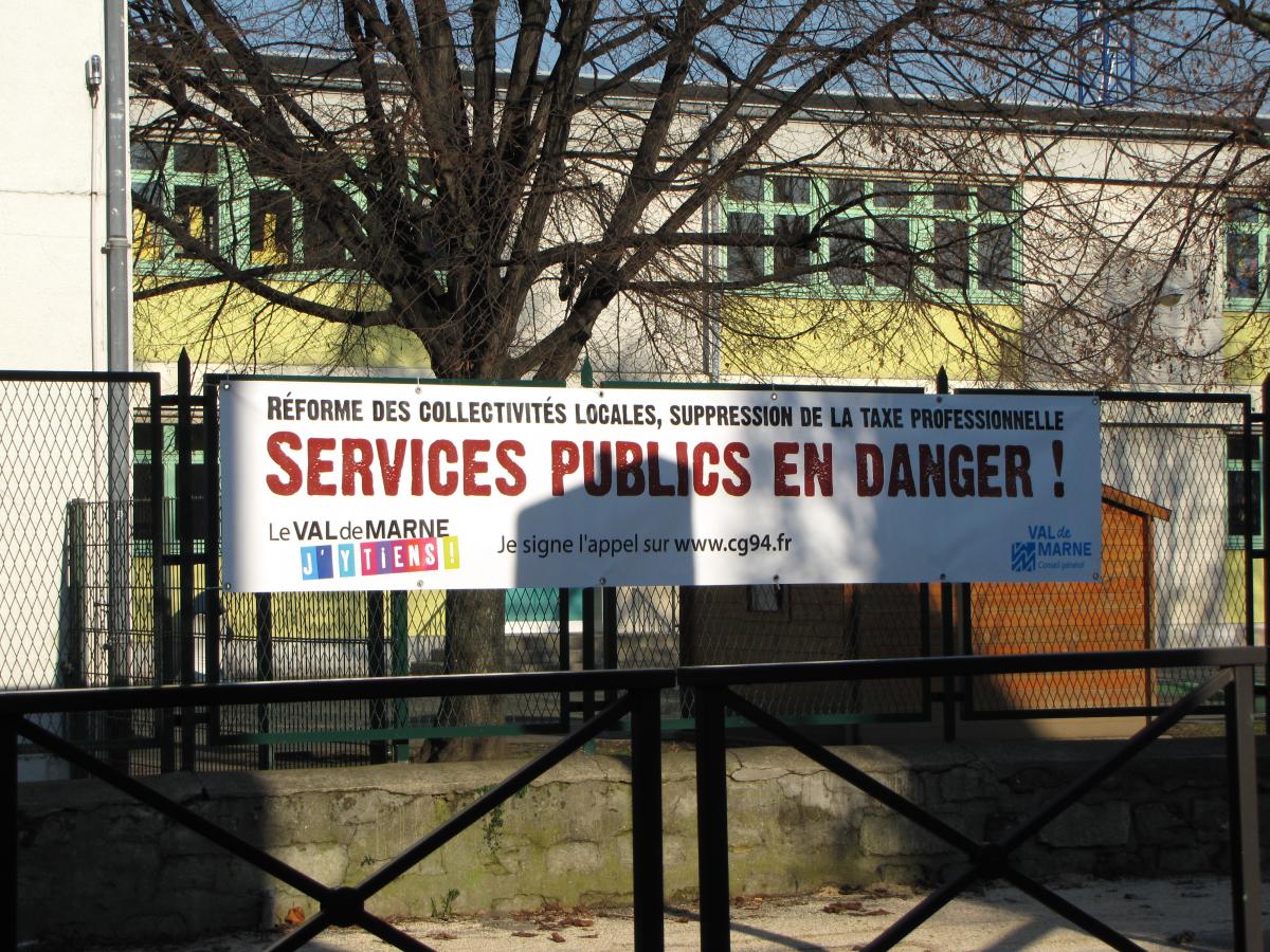 banderole services publics en danger Vitry