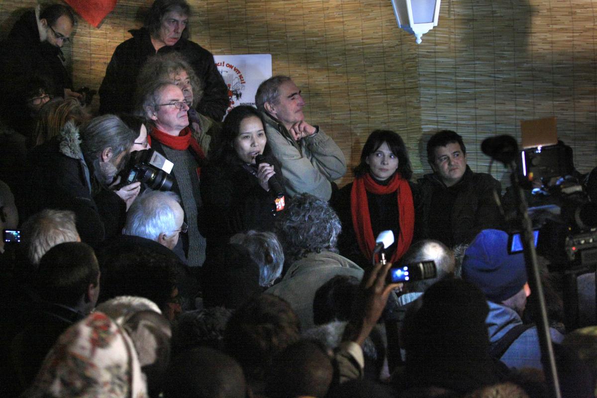 intervention de la déléguée des chinois sans-papiers. A sa droite Richard Moyon de RESF, Juliette Binoche, Patrick Pelloux