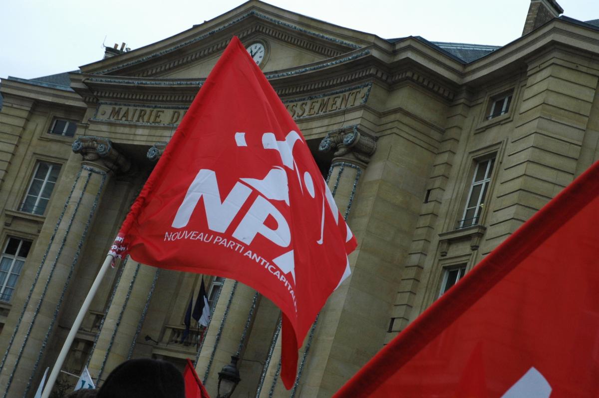 drapeau NPA devant la mairie du cinquième arrondissement Paris.