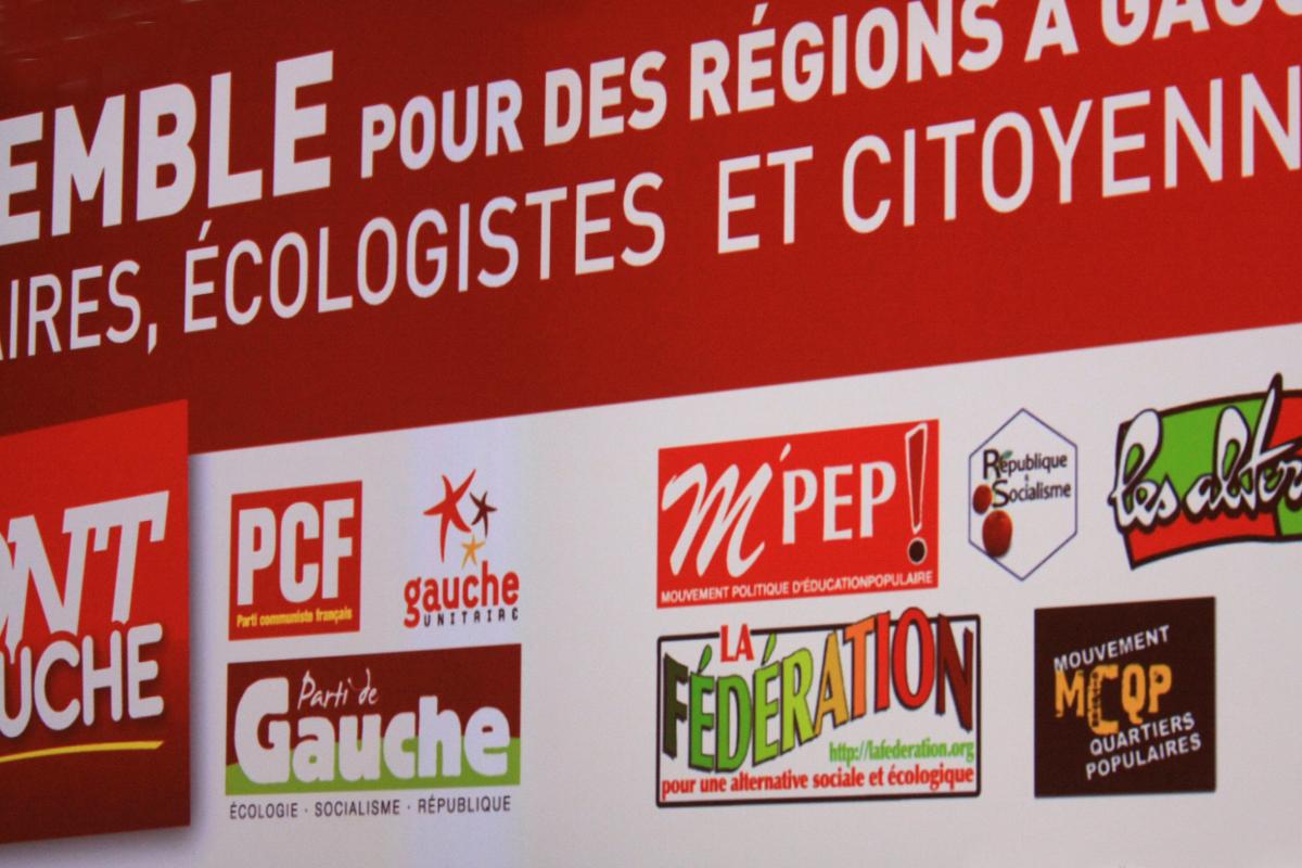 le fond de scène avec les logos des diverses composantes du Front de Gauche