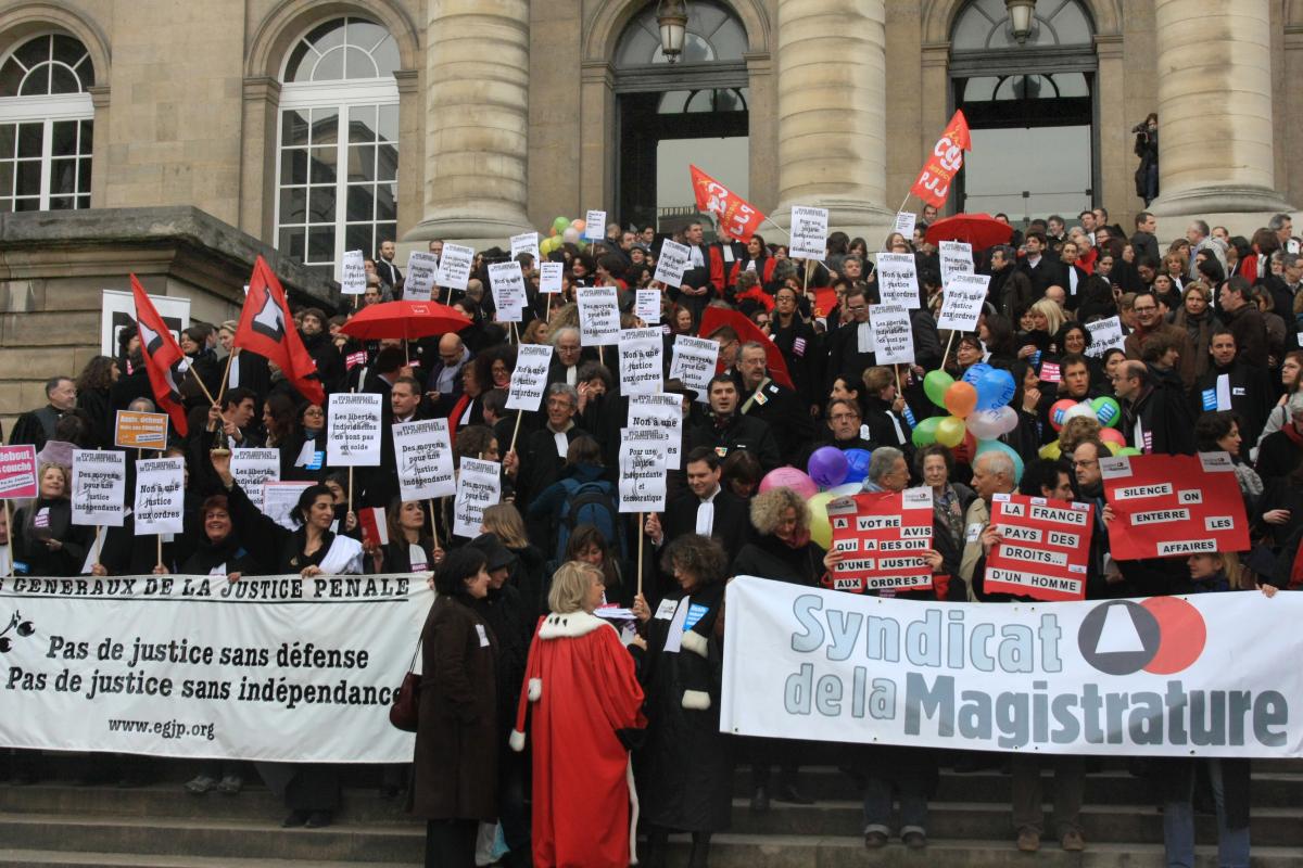Rassemblement sur les marches du Palais
