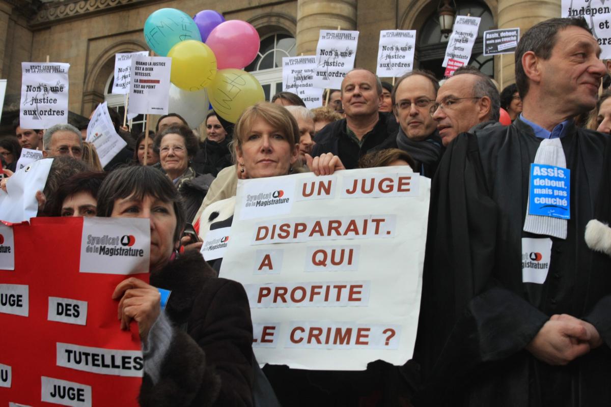 pancarte un juge disparait A qui profite le crime ?