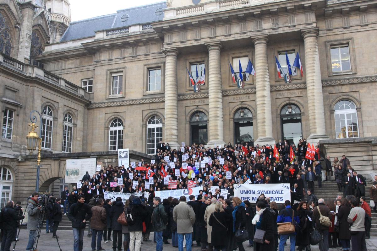 Rassemblement sur les marches du Palais