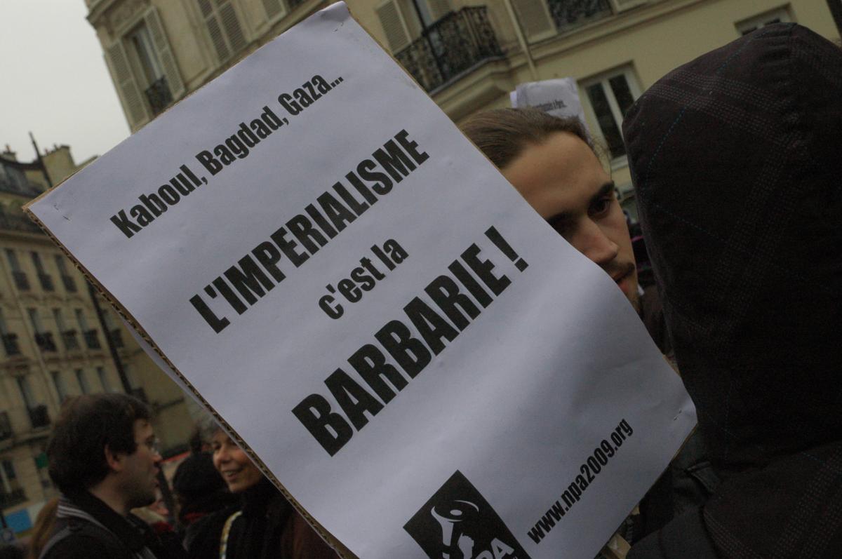 Pancarte affichette l'impérialisme c'est la barbarie.