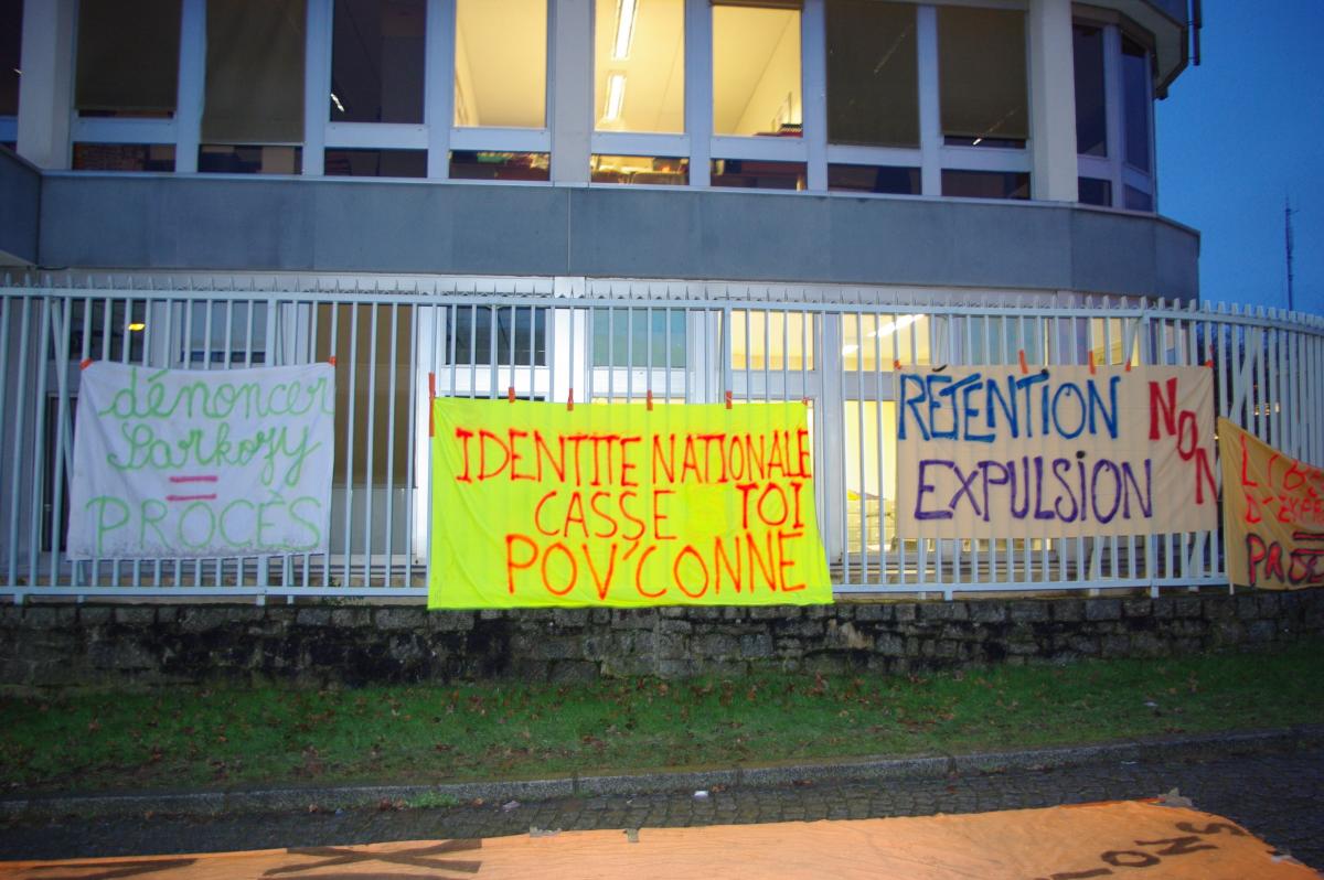 banderole du collectif de soutien aux sans papiers sur les grilles de l apréfecture
