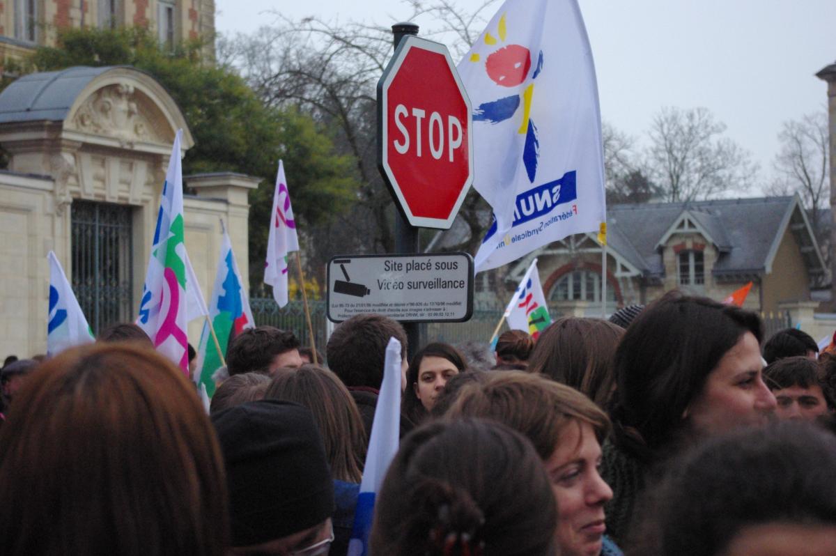 au départ de la manif panneau de vidéosurveillance