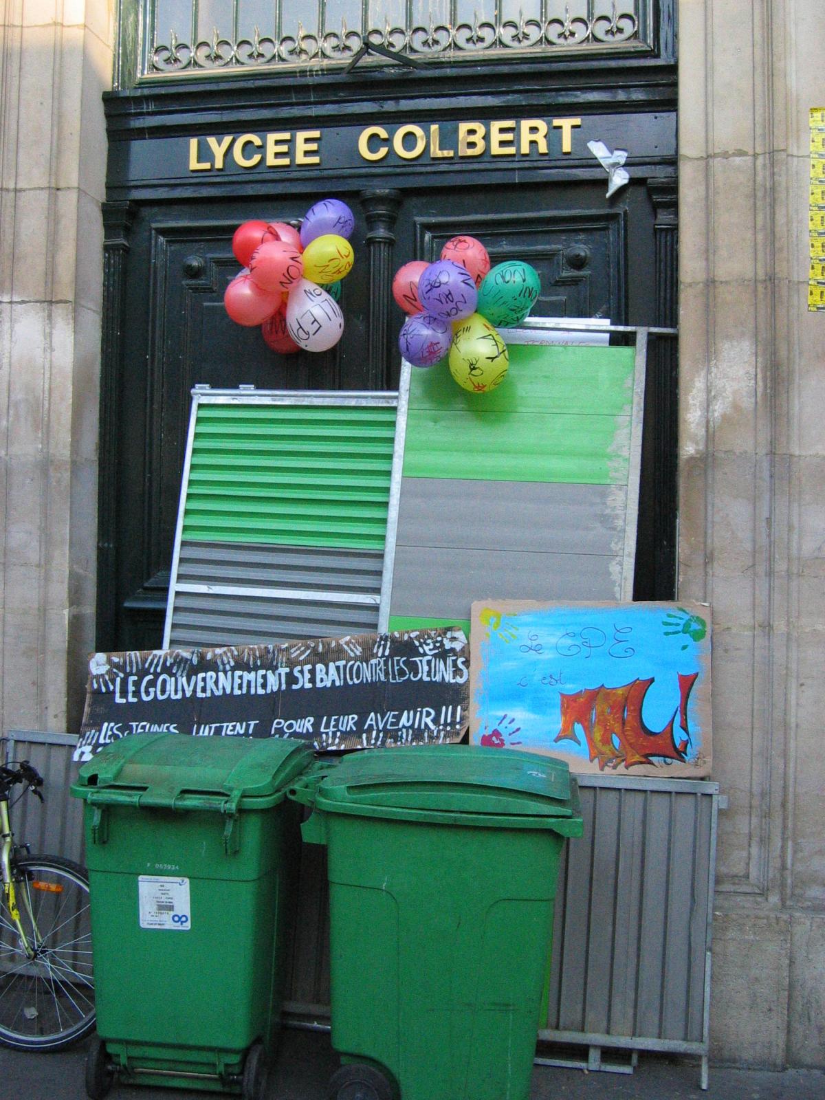 Mouvement contre le CPE. Un lycée bloqué à Paris...