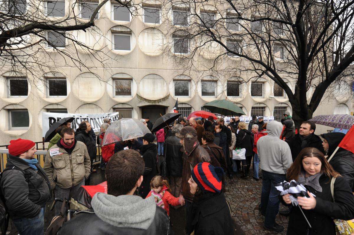 rassemblement devant l'immeuble réquisitionné