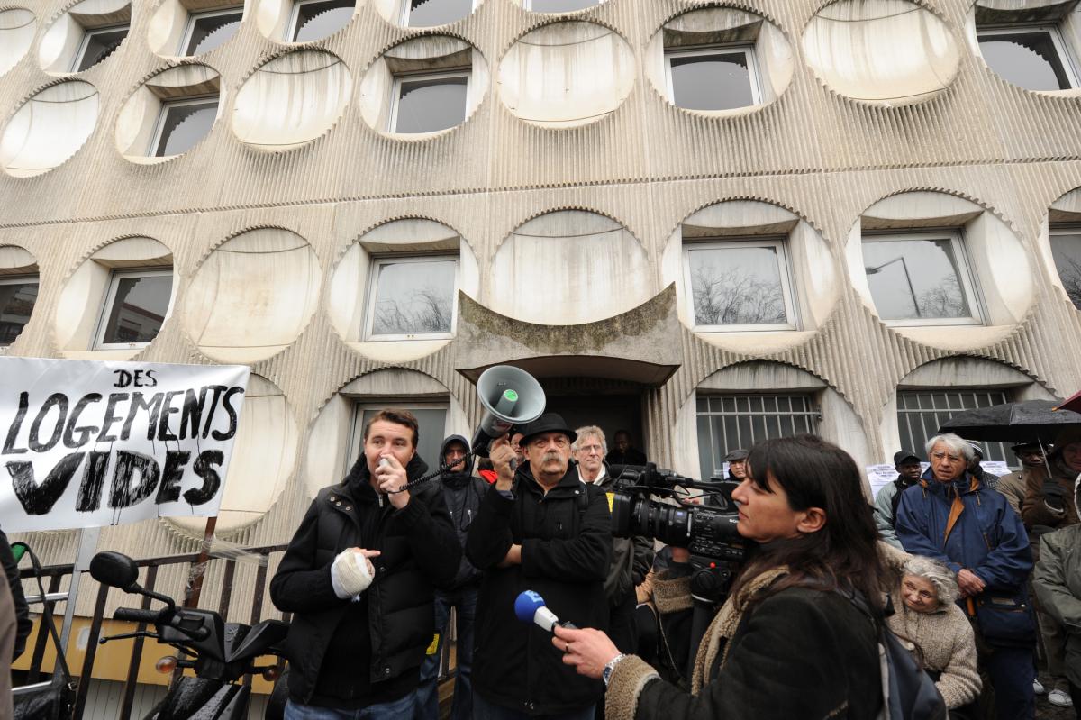 Olivier Besancenot soutenant la réquisition de logements vides de La Poste à Saint-Denis