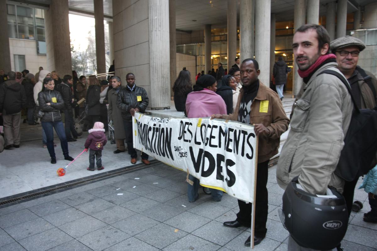 rassemblement devant le tribunal. Banderole réquisition des logements vides