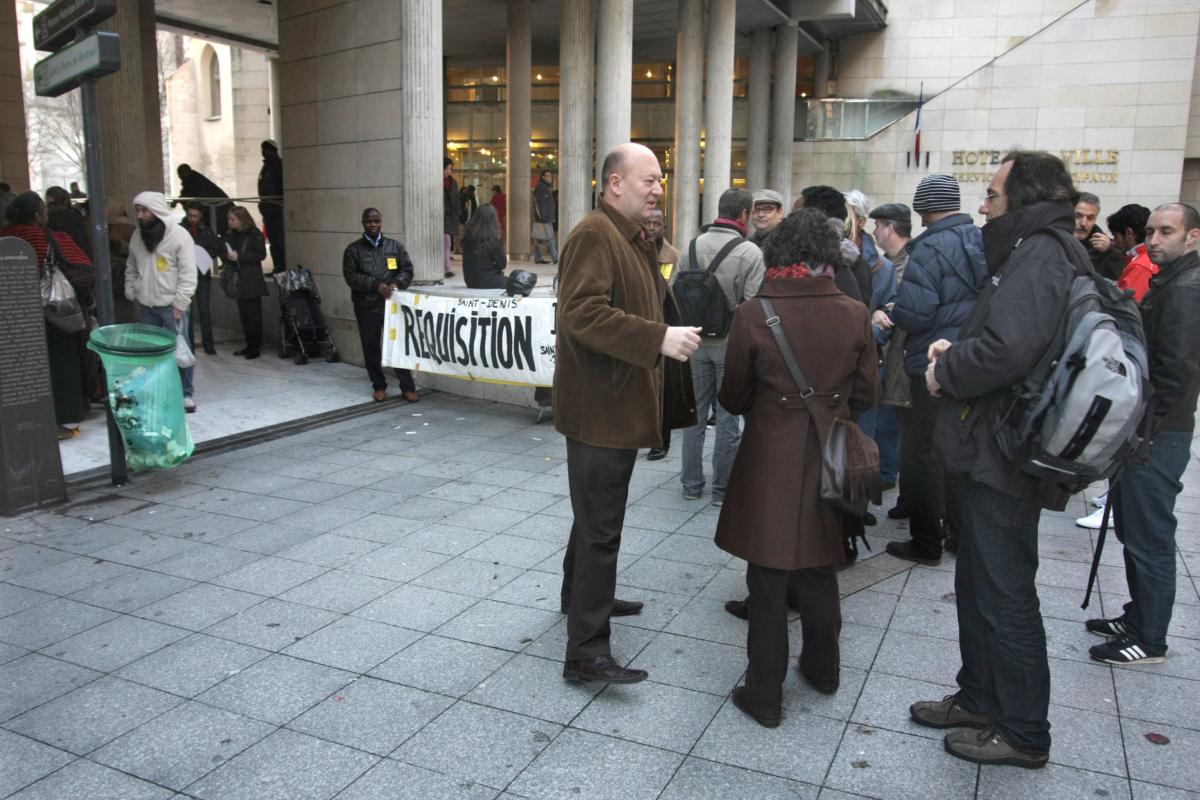 rassemblement devant le tribunal. Didien Paillard maire de Saint-Denis