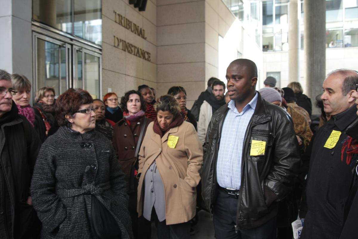 rassemblement devant le tribunal à la sortie de l'audience. Un membre des familles s'exprime.