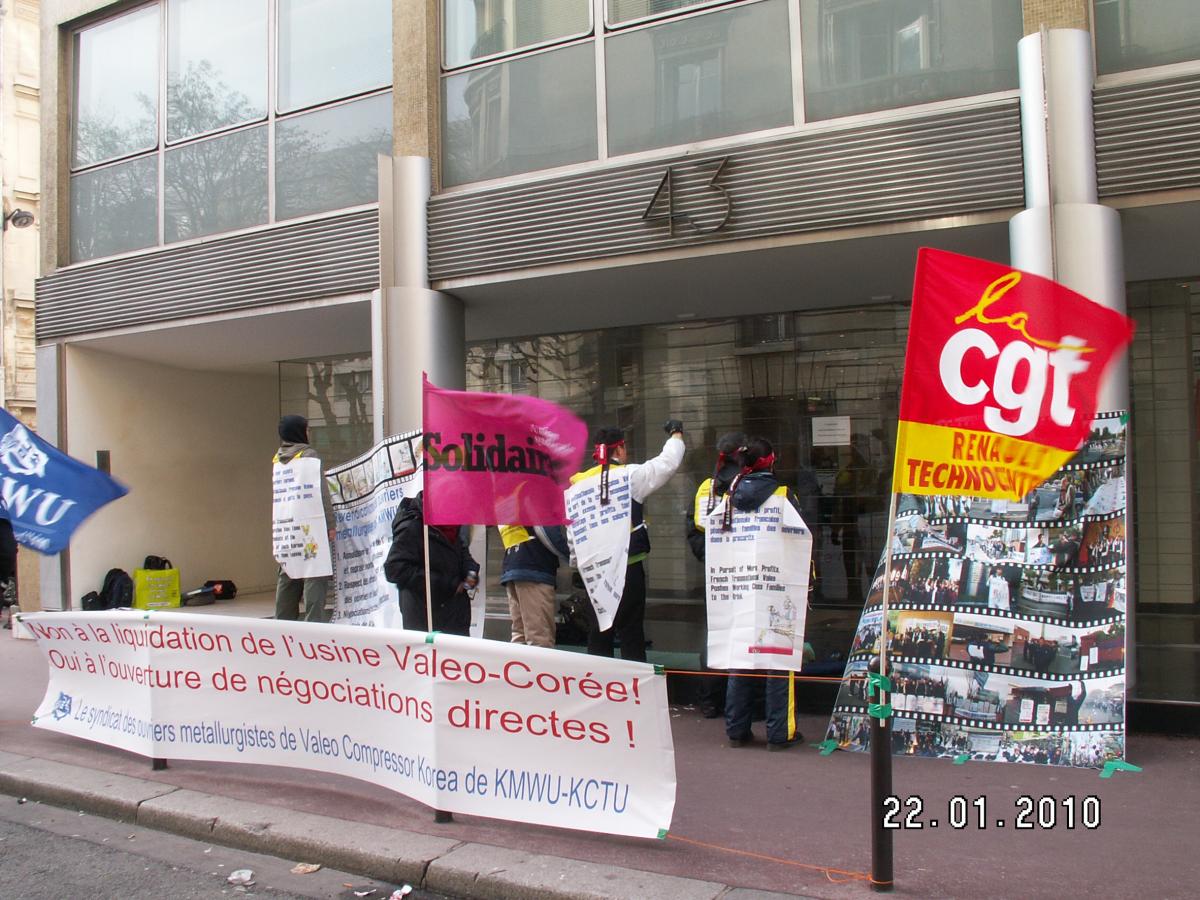Devant le siège de Valeo soutenus par la CGT et Solidaires