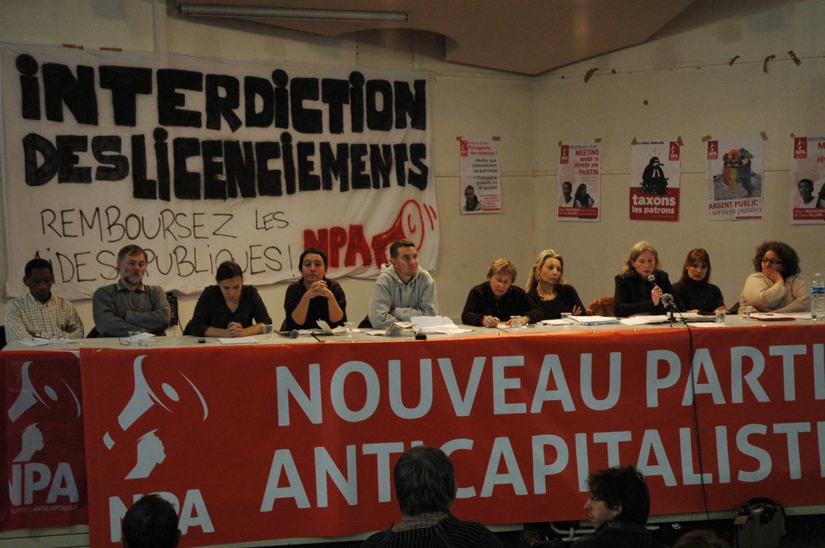 Tribune des candidats ile de France devant la banderole interdiction des licenciements.