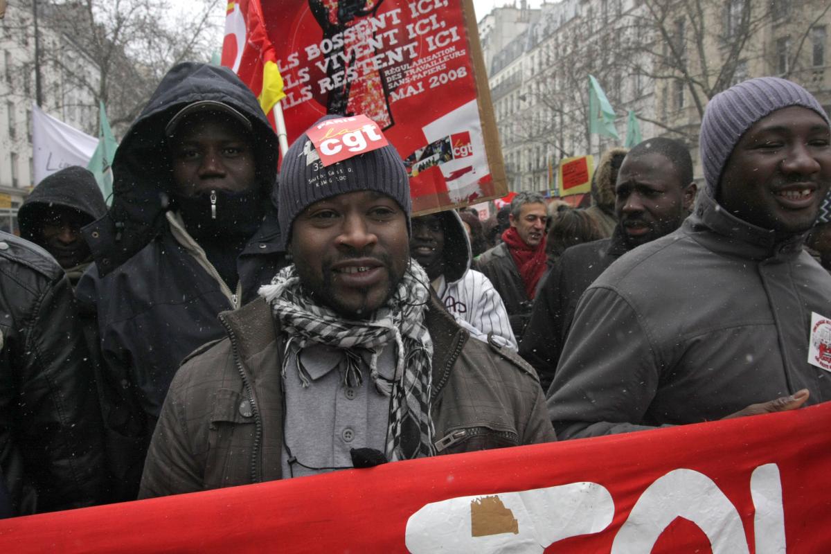cortège sans-papiers sous la neige