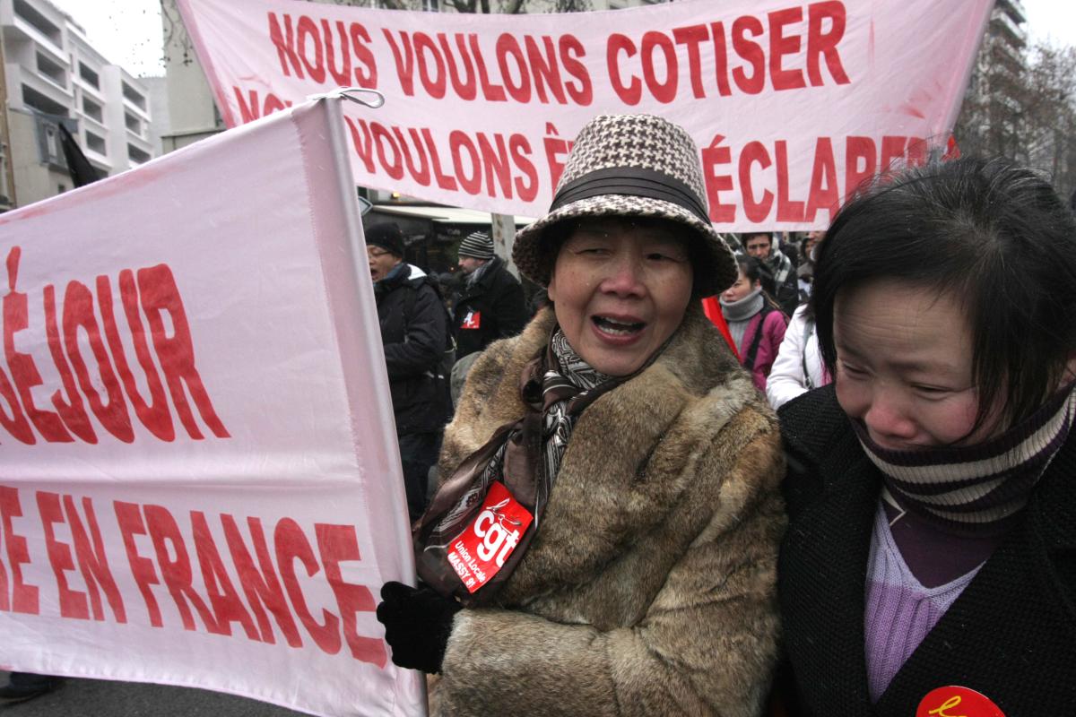 cortège des chinois banderole nous voulons cotiser