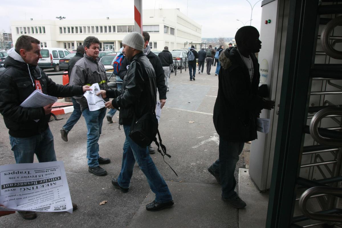 distribution de tracts à la sortie de l'usine