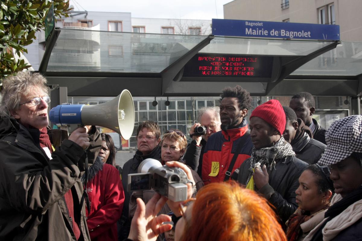 Jean-Baptiste Eyraud du DAL devant l'arrêt de bus Mairie de Bagnolet