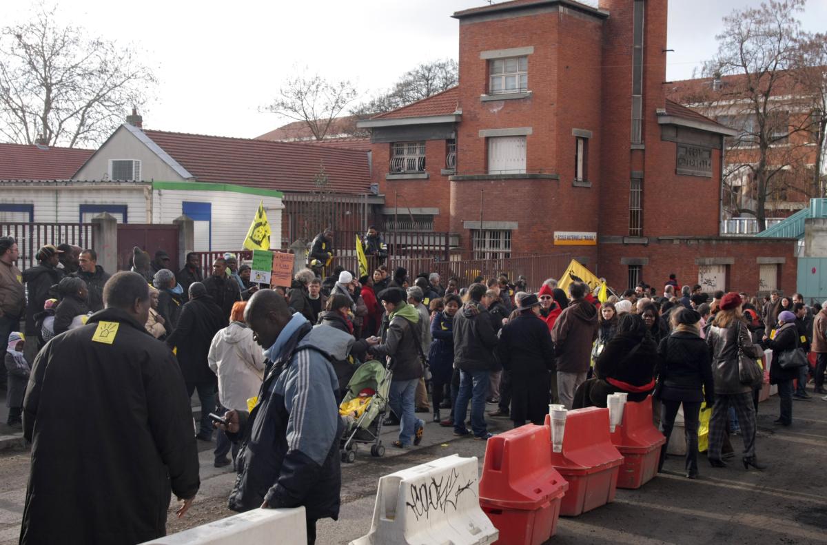 Rassemblement devant le lieu provisoire d'hébergement