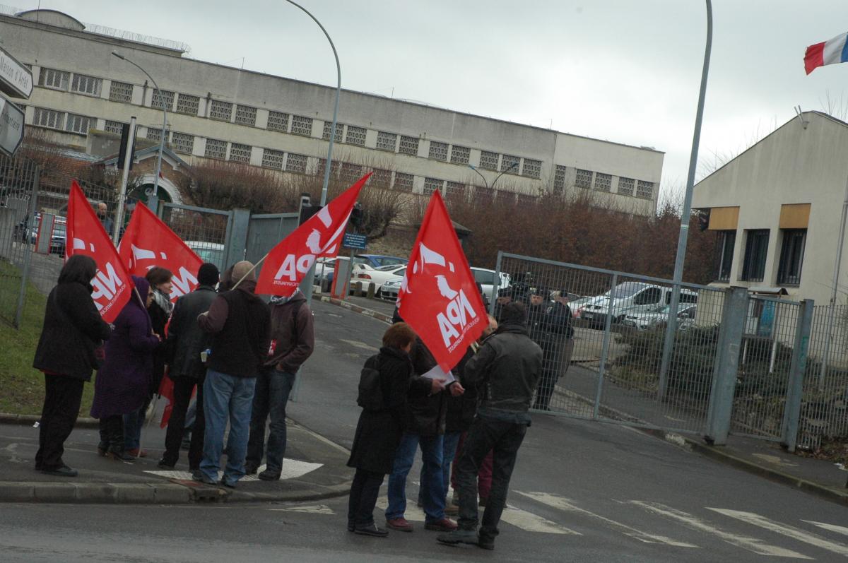 drapeaux Npa devant l'entrée de la Prison de FRESNES.