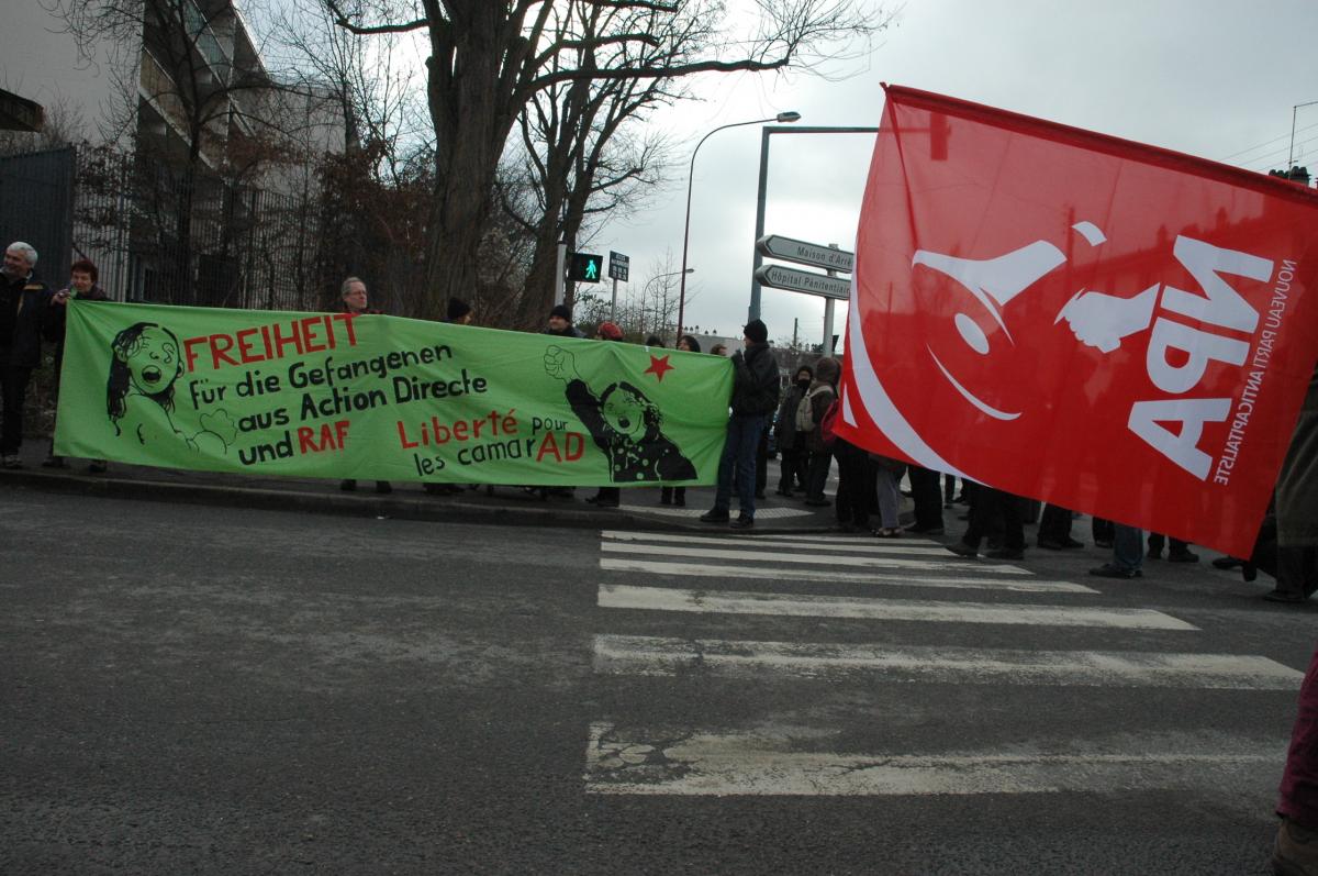 banderole Allemande devant la Prison de FRESNES liberté pour les camarades d'ACTION DIRECTE.et drapeau Npa