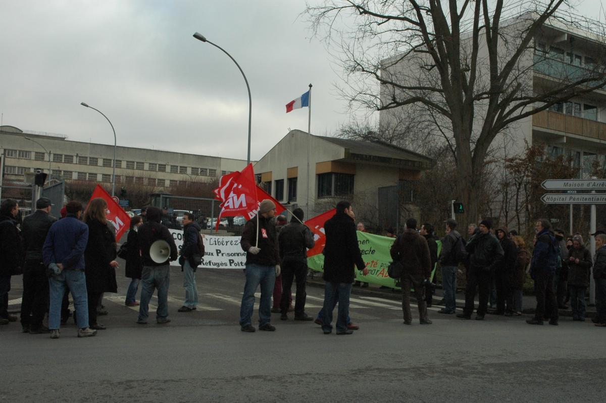 banderole Allemande devant la Prison de FRESNES liberté pour les camarades d'ACTION DIRECTE.et drapeaux Npa