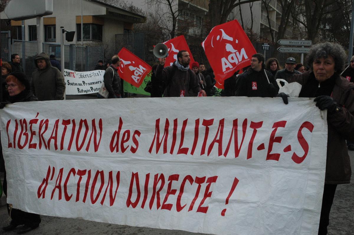 banderole Libération des Militant-es d'Action Directe et drapeaux Npa.