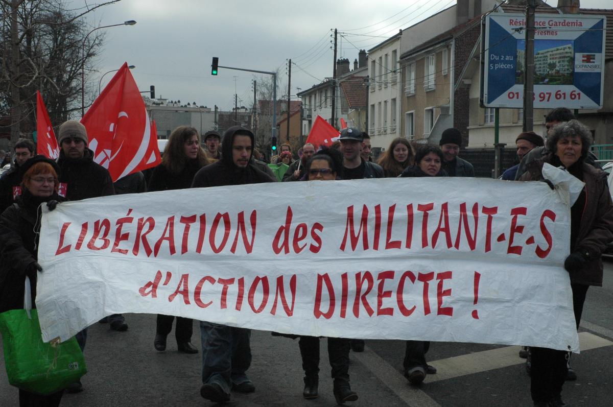 Npa en manifestation devant la prison de Fresnes.