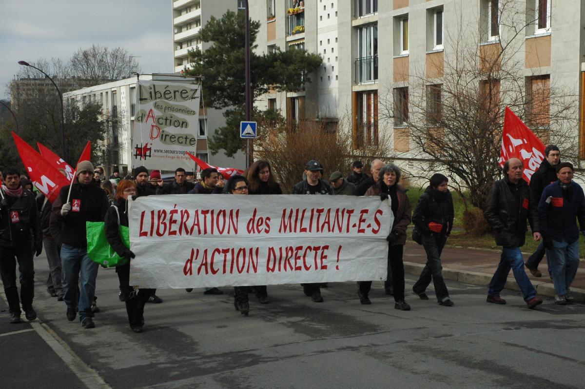 manifestants devant la Prison de FRESNES liberté pour les camarades d'ACTION DIRECTE.