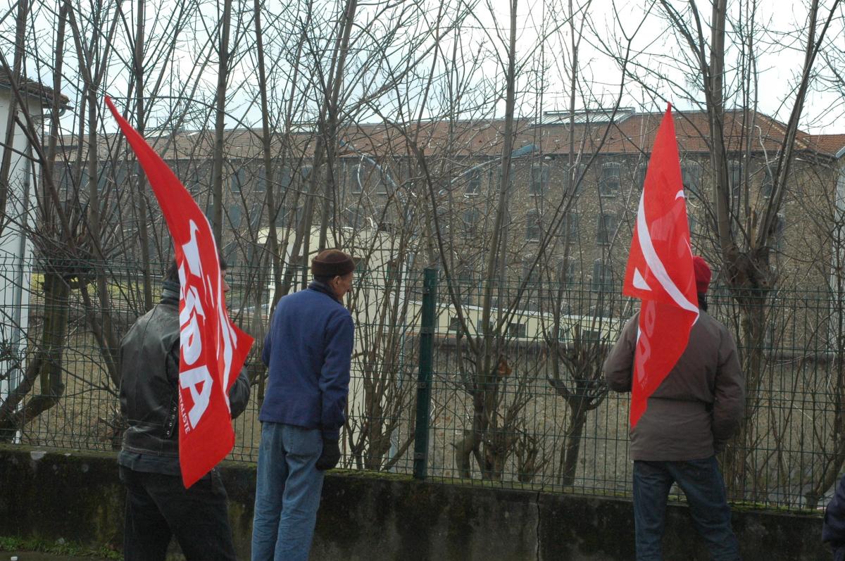 drapeaux Npa devant de la Prison de FRESNES.
