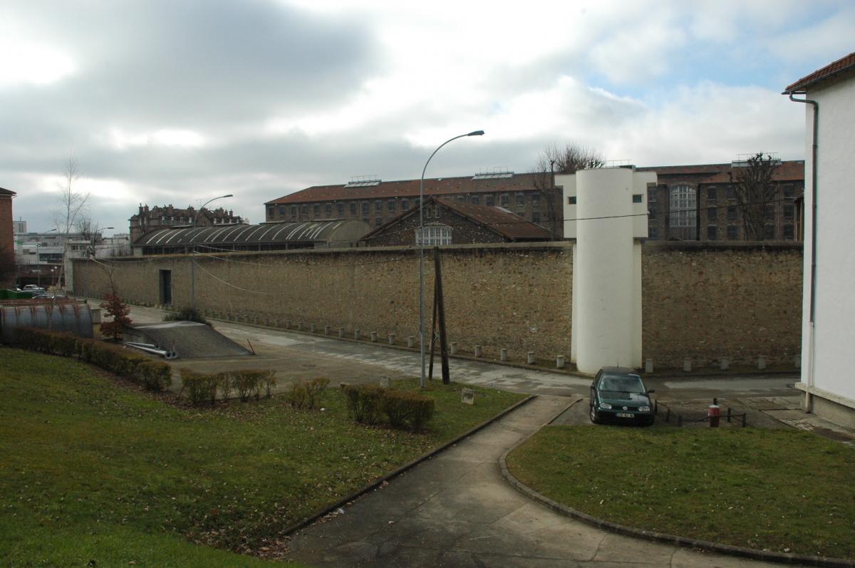 Prison de Fresnes Batiments et Mirador de surveillance.