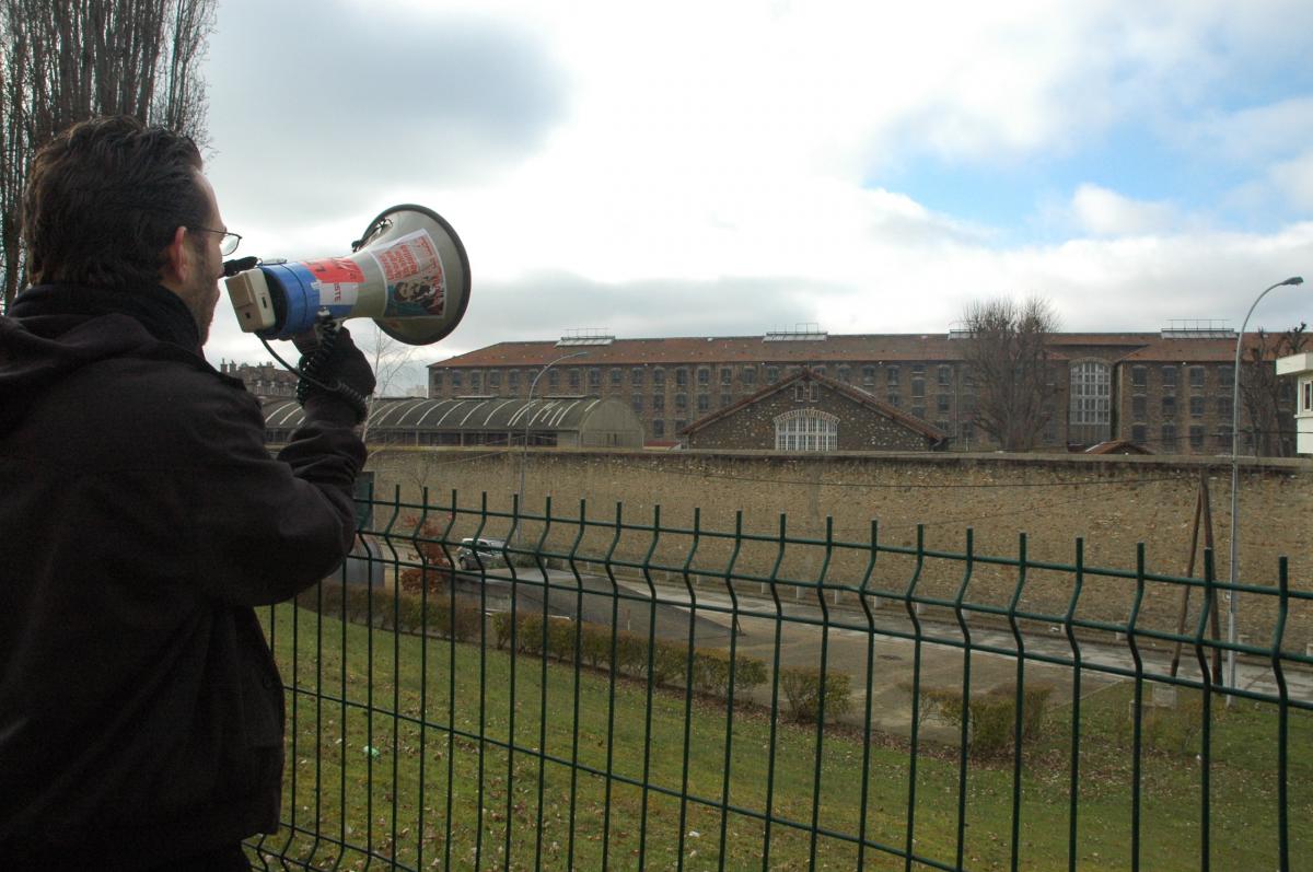 Manifestant en communication sonorisé avec les prisonniers de Fresnes.
