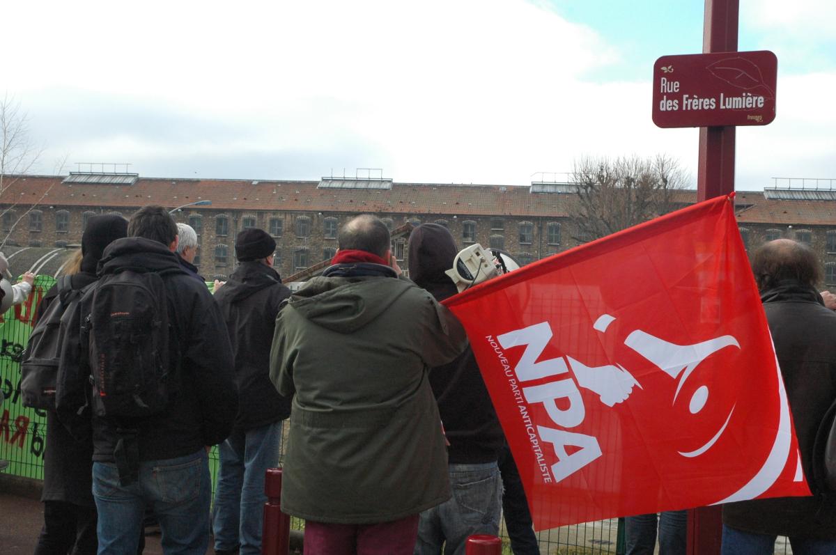 Manifestants du Npa en communication sonorisé avec les prisonniers de Fresnes.