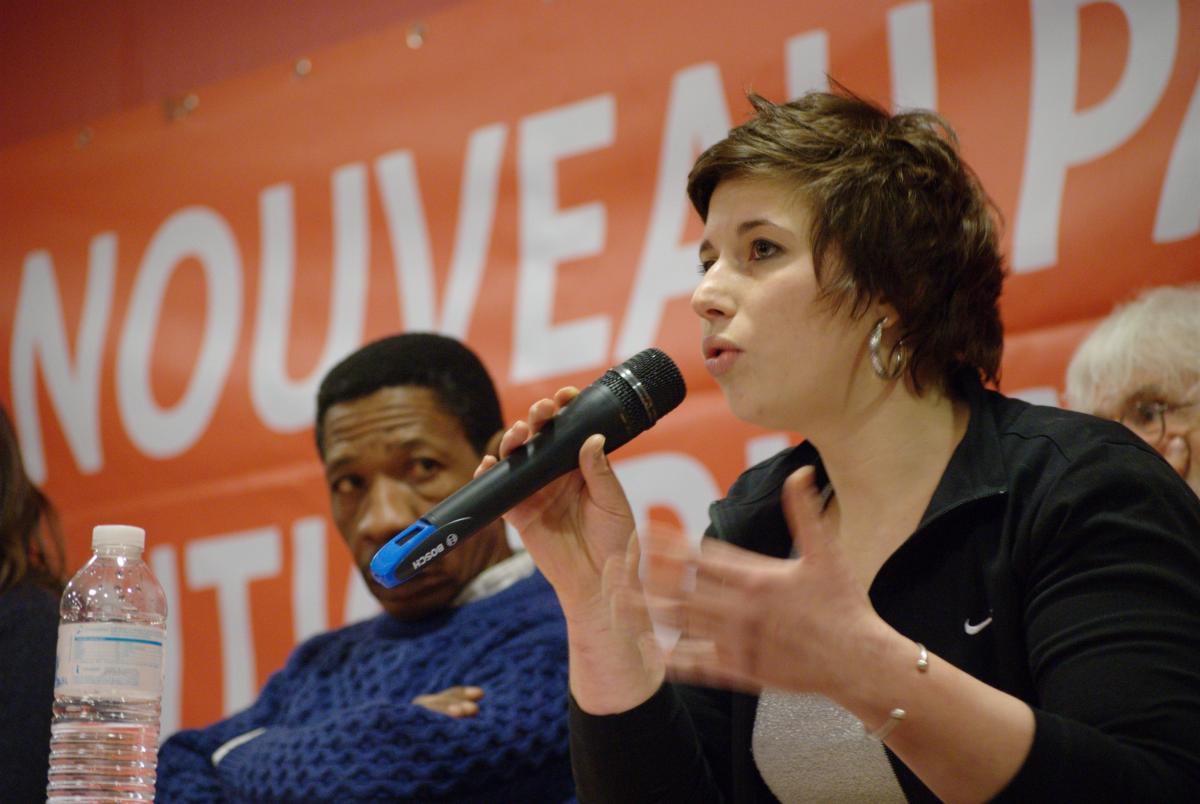Diane de la commission précarité du NPA et Bila Traoré, tête de liste départementale à la tribune