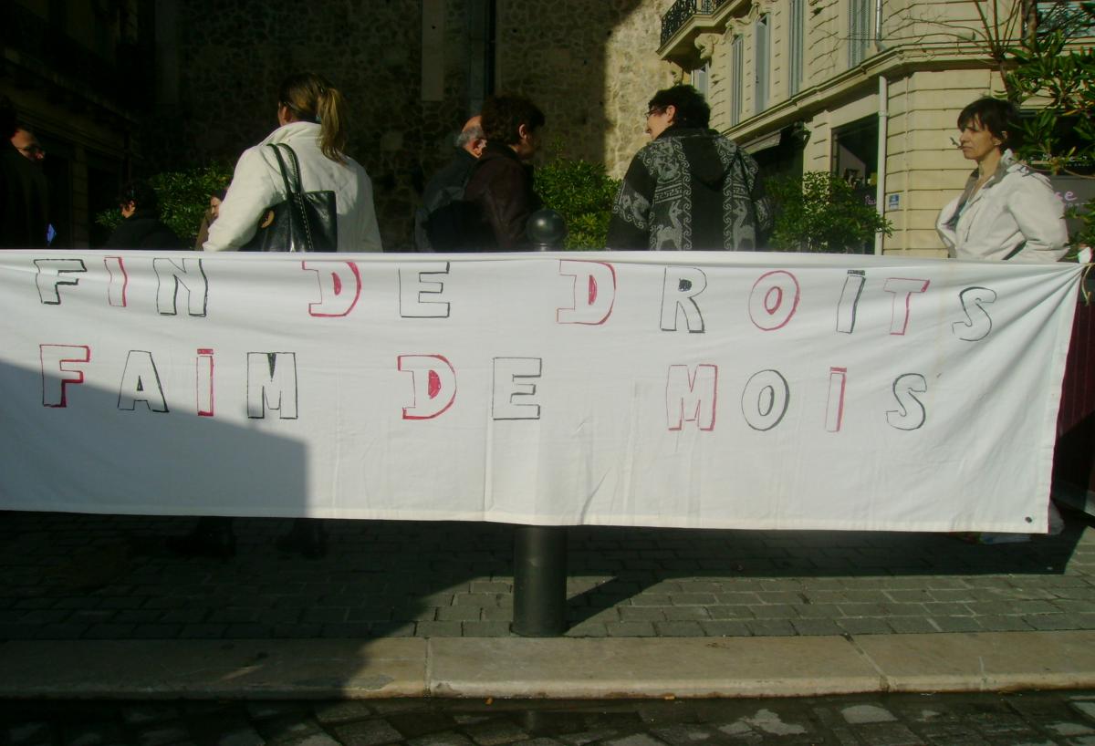 banderole : FIN de DROITS , FAIM de MOIS