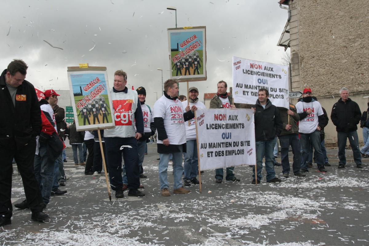 les quebecors bloquent l'avenue devant le tribunal