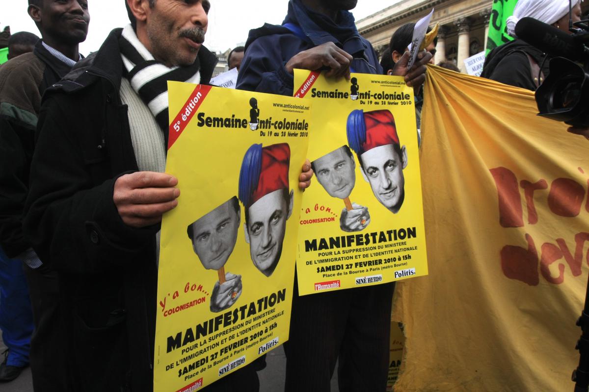 affiches d'appel à la manifestation avec la tête de Sarkozy et Besson