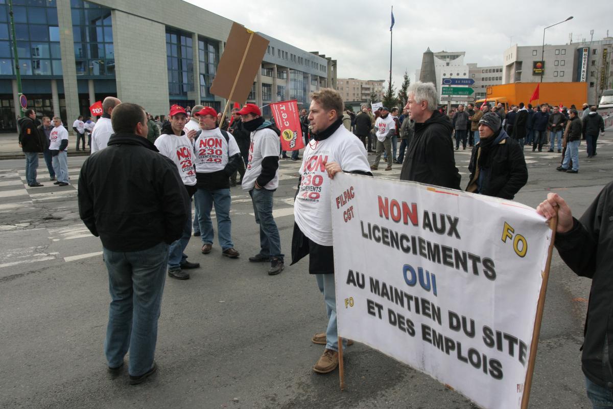 les quebecors bloquent l'avenue devant le tribunal