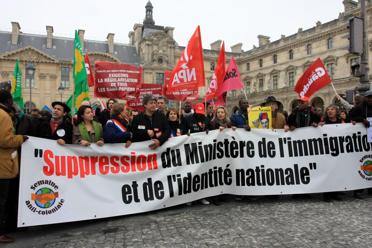 tête de la manifestation place du Louvre