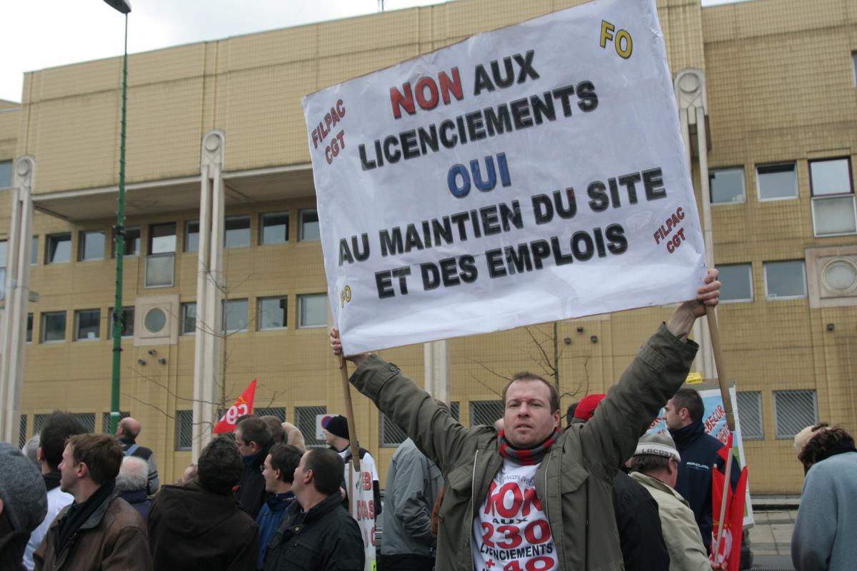 Banderolle non aux licenciements oui au maintien du site et des emplois.