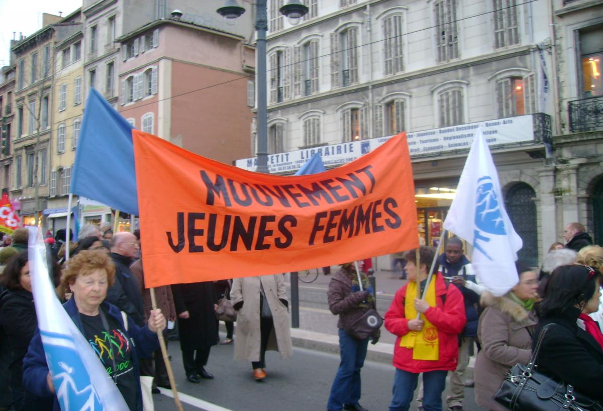 banderole MOUVEMENT JEUNES FEMMES