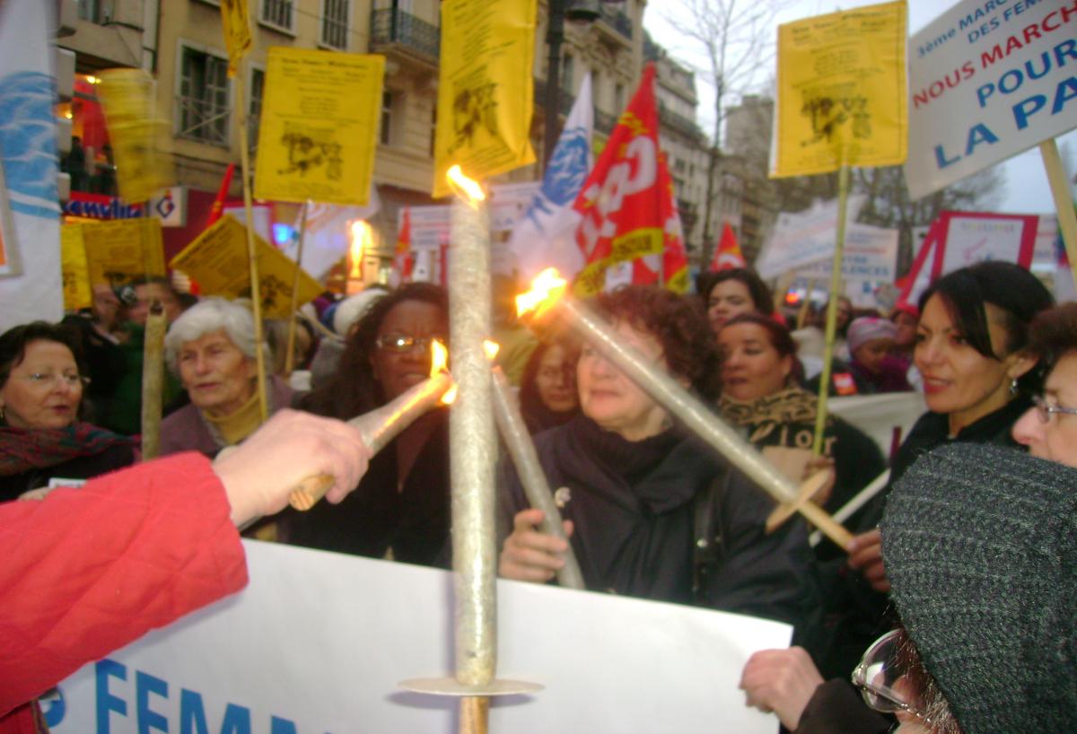 militantes au centre ville de Marseille avec la flamme de la liberté