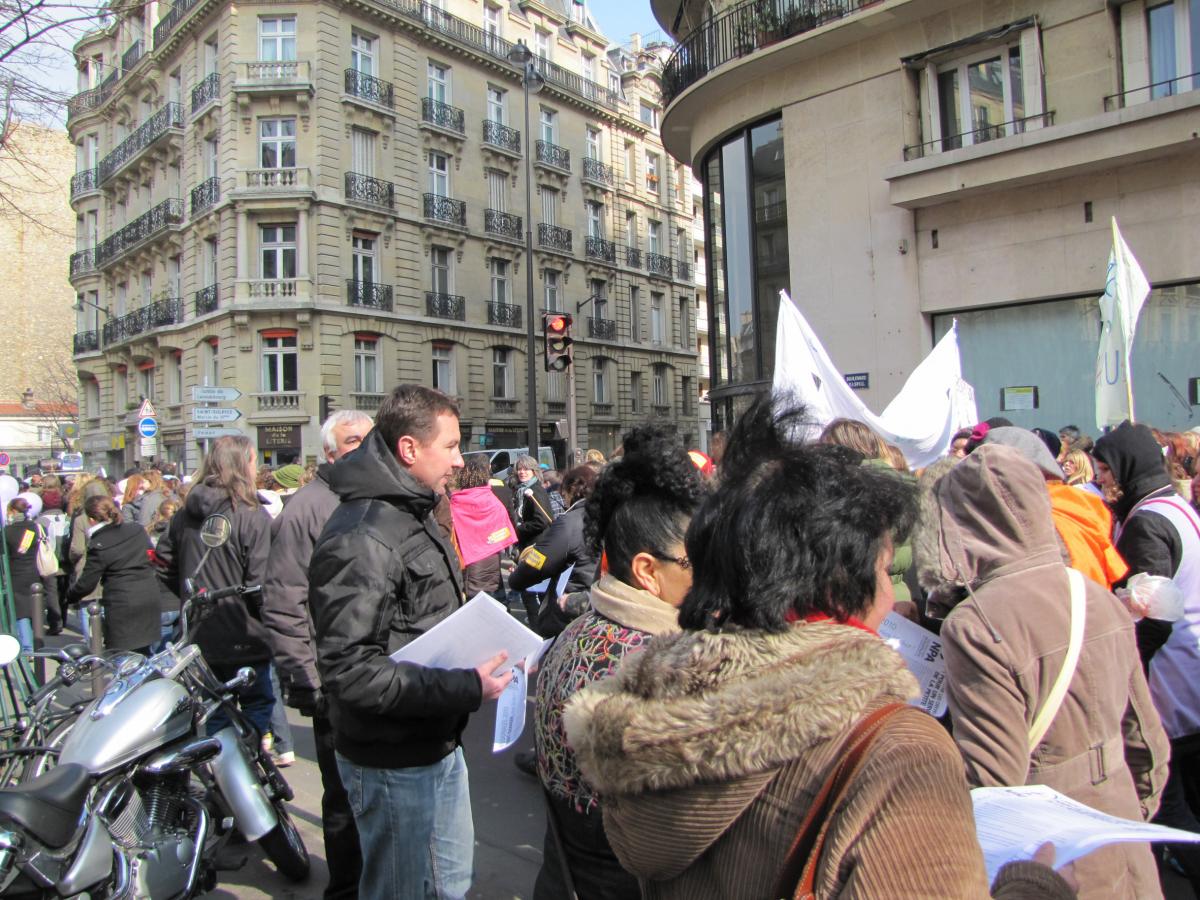 Olivier Besancenot sur le parcours de la manifestation Pas de bébés à la consigne