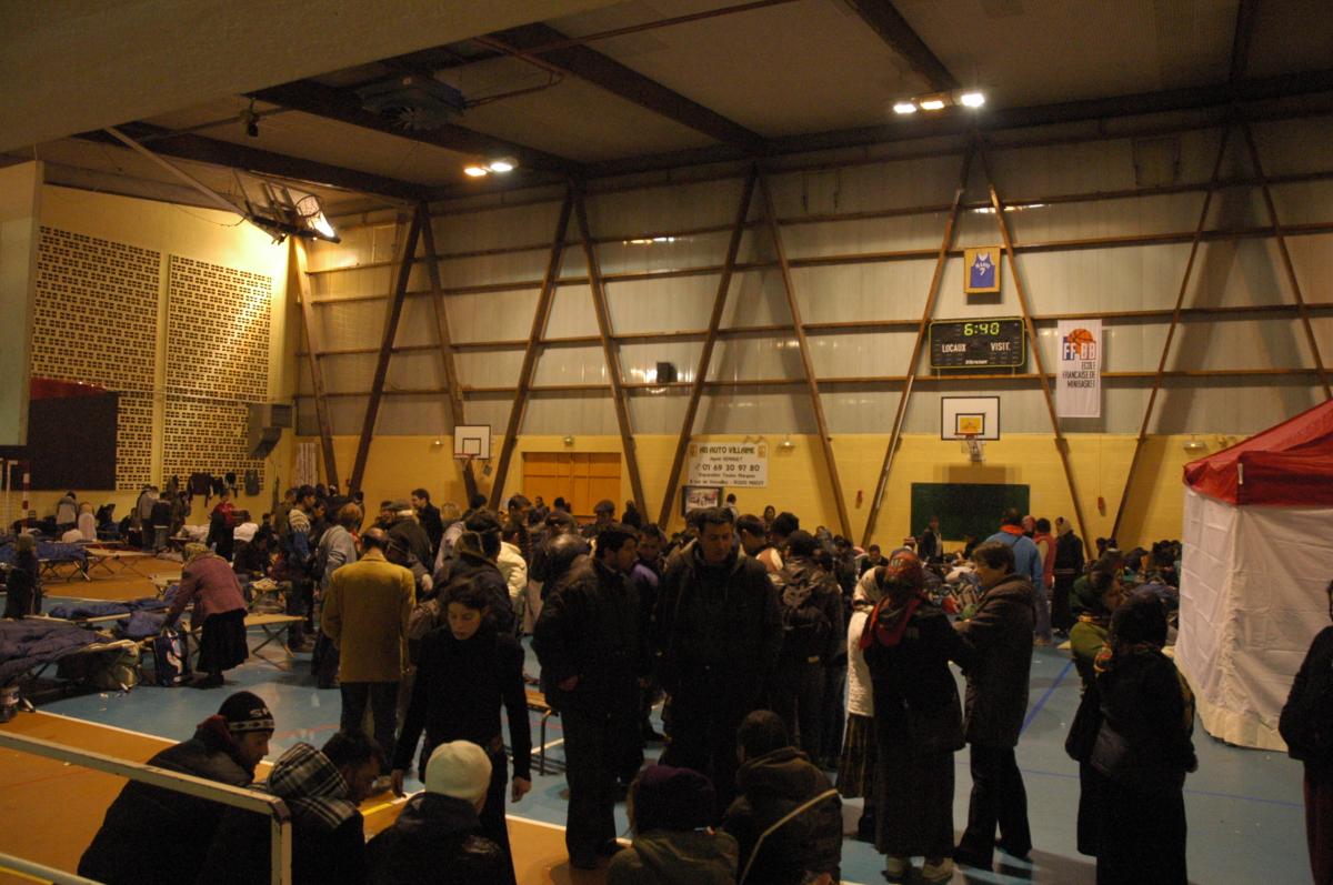 Roms réveil au gymnase de Massy à 5h30 du matin
