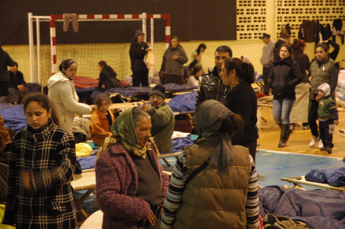 Roms femmes et enfants en Réveil au gymnase de Massy à 5h30 du matin avant l'expulsion
