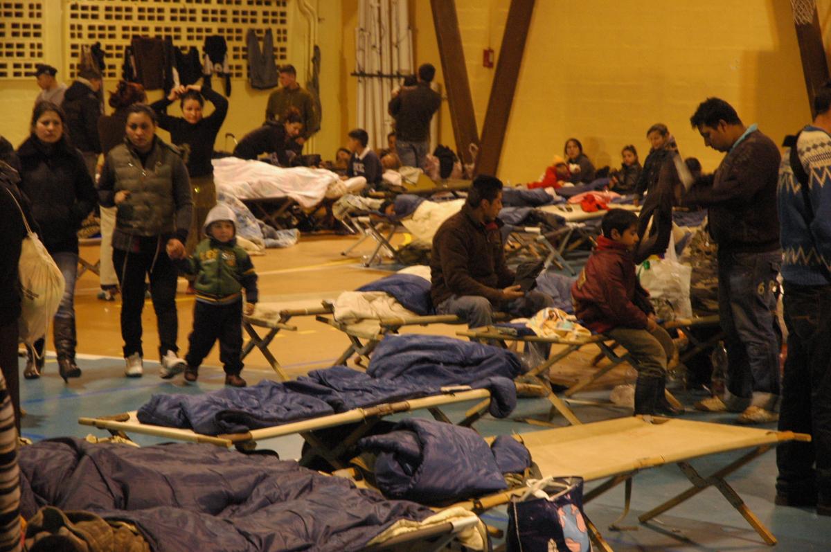 Rroms réveil au gymnase de Massy à 5h30 du matin avant l'expulsion