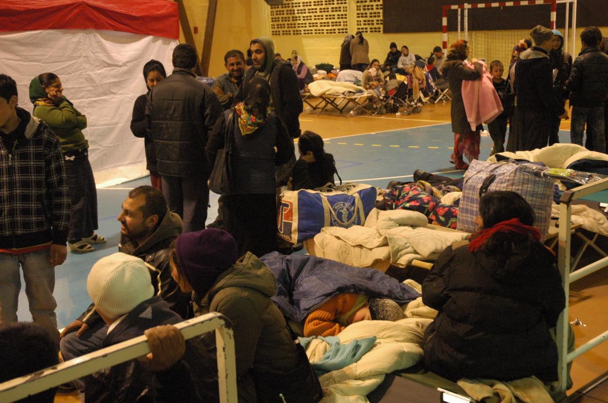 Roms réveil au gymnase de Massy à 5h30 du matin avant l'expulsion.