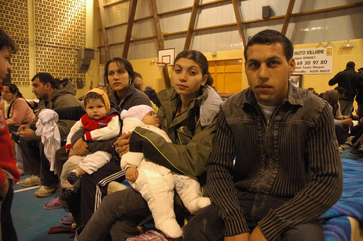 Jeunes Roms Roumains avec leurs enfants expulsables de Massy Essonne.