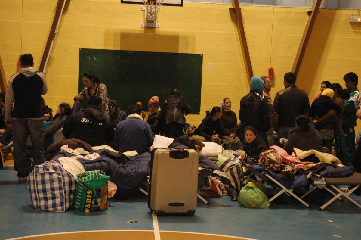 Rroms réveil au gymnase de Massy à 5h30 du matin avant expulsion.