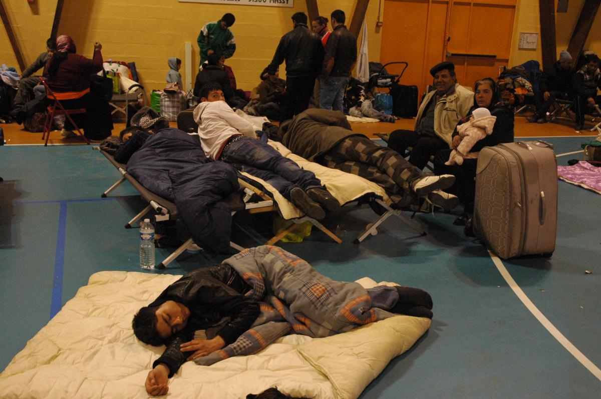 Familles de Roms avant expulsion au gymnase de Massy Essonne.